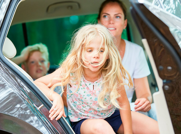 Kind wird schlecht im Auto