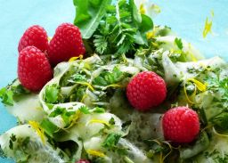 Gurken-Wildkräuter-Salat