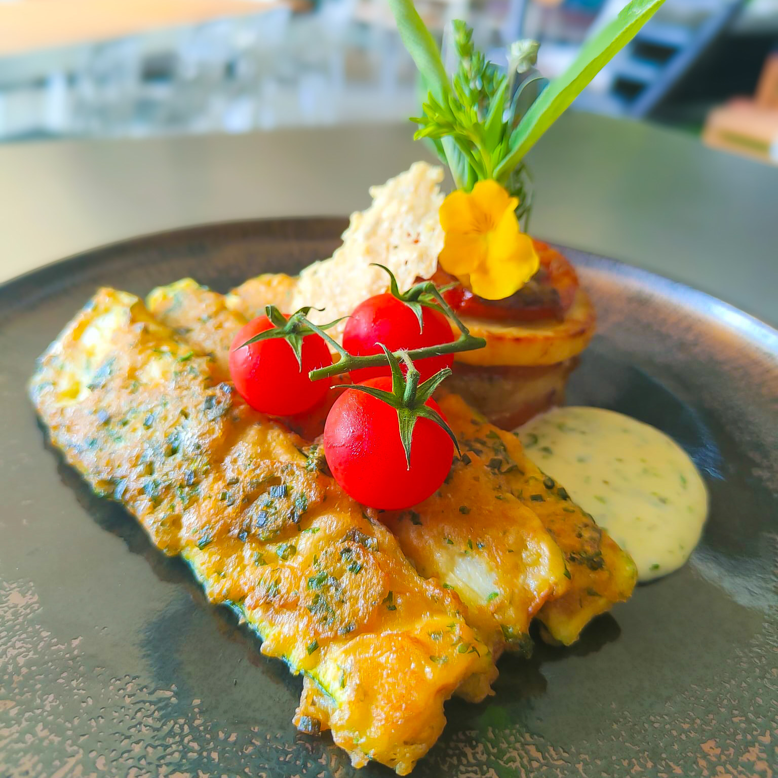 Zucchini-Schnitzel mit Kartoffel-Tomaten-Mille-Feuille und Kräutersauce