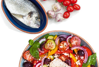 Fisch, griechischer Salat und Tomaten