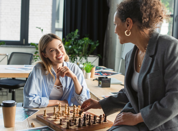 zwei Frauen spielen Schach