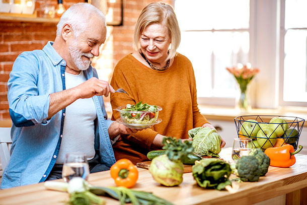 Der Verzehr von Früchten und Gemüse wirkt sich bei älteren Menschen positiv aufs Gemüt aus.