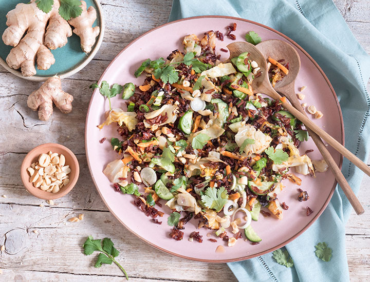 Reissalat mit Spitzkohl