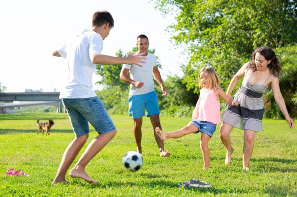 Familie beim Fussballspielen