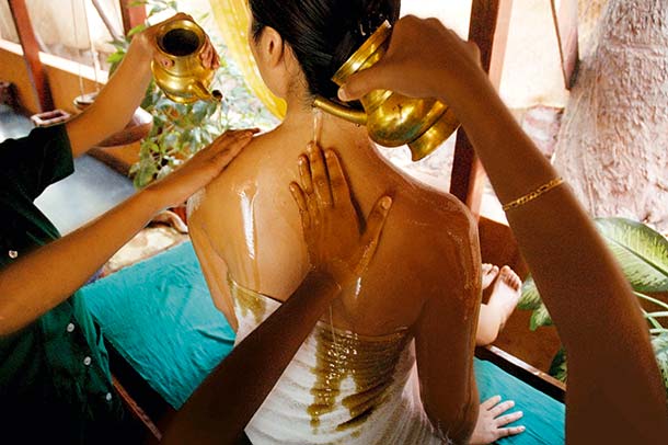 I. Pre Panchakarma : Application d’huile (Snehana) et transpiration (Swedana) pour éliminer les toxines du corps. 