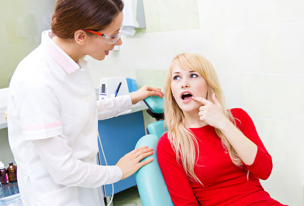 Wenn die Entfernung eines Weisheitszahns zum Thema wird, sollten Patient und Zahnarzt die Vor- und Nachteile gemeinsam abwägen. 